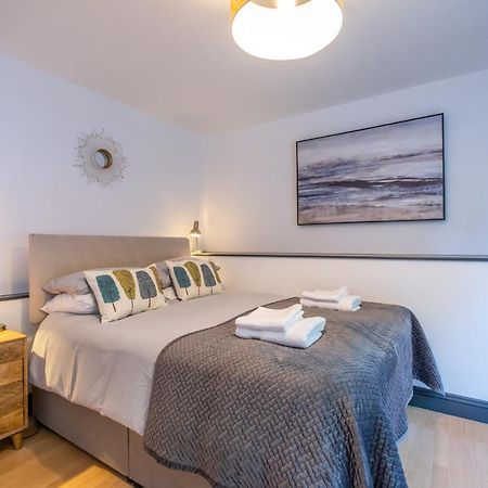 Modern Apt Near Gardens With Large Decking Area - Vivre Retreats Bournemouth Kültér fotó