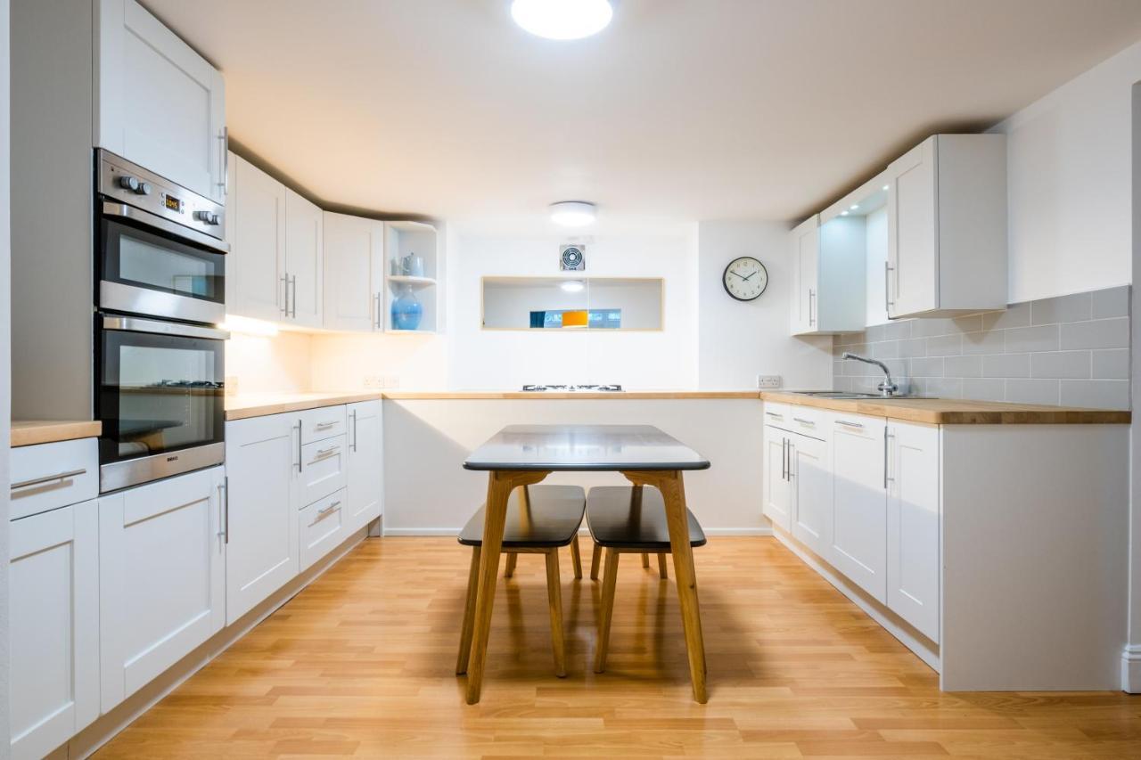 Modern Apt Near Gardens With Large Decking Area - Vivre Retreats Bournemouth Kültér fotó